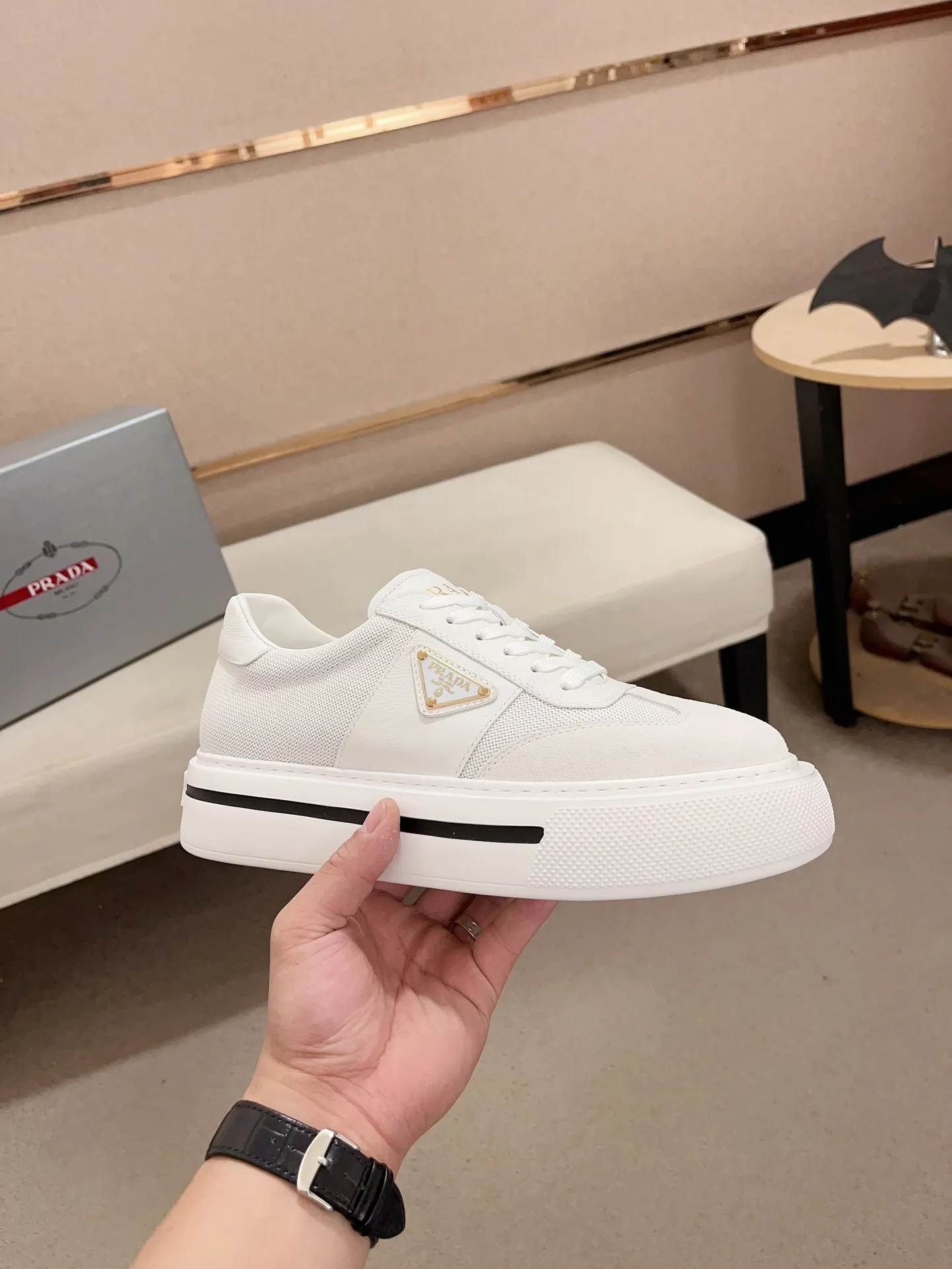 Men's shoes 💰 580💰 ✔️✔️✔️Higher version High-quality new PRADA (Prada) counters are launched simultaneously. The new men's shoes and 😘 fabrics are made of high-tech glue-spraying technology. Lining: Full cowhide lining. 👍🏿 High-end ☄️ air-cushion molded anti-slip rubber outsole, exquisite lines, simple and elegant, comfortable and high-end for leisure travel. Code number: 38 to 44 (45 can be customized and cannot be returned or exchanged)
